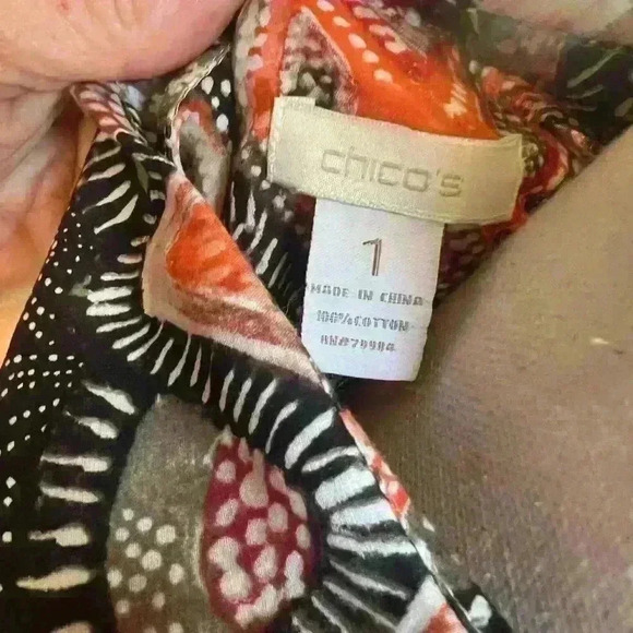 Chicos ladies size 1 blouse. Short sleeve button down excellent condition. - Picture 5 of 10